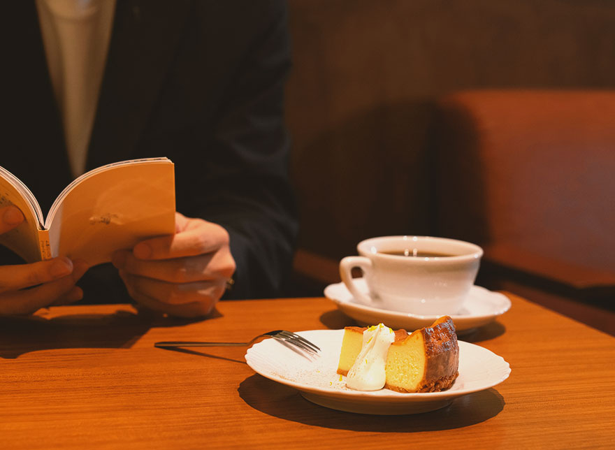 読書しながらケーキ